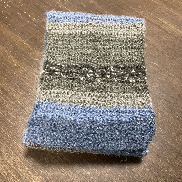 Hand-Knit Scarf (80% Acrylic, 20% Alpaca) - Picture 4 of 9